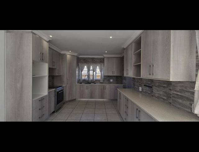 4 BEDROOM HOUSE FOR SALE IN HERSHAM